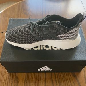 Adidas Questar Flow Sneakers